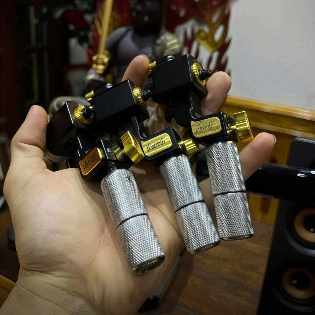 Máy xăm Rabbit màu đen vàng, thiết kế dạng khung nhỏ gọn, ngoại hình cao cấp, phù hợp cho thợ xăm cần một chiếc máy chắc tay, dễ thao tác và chuyên nghiệp khi làm nghề.