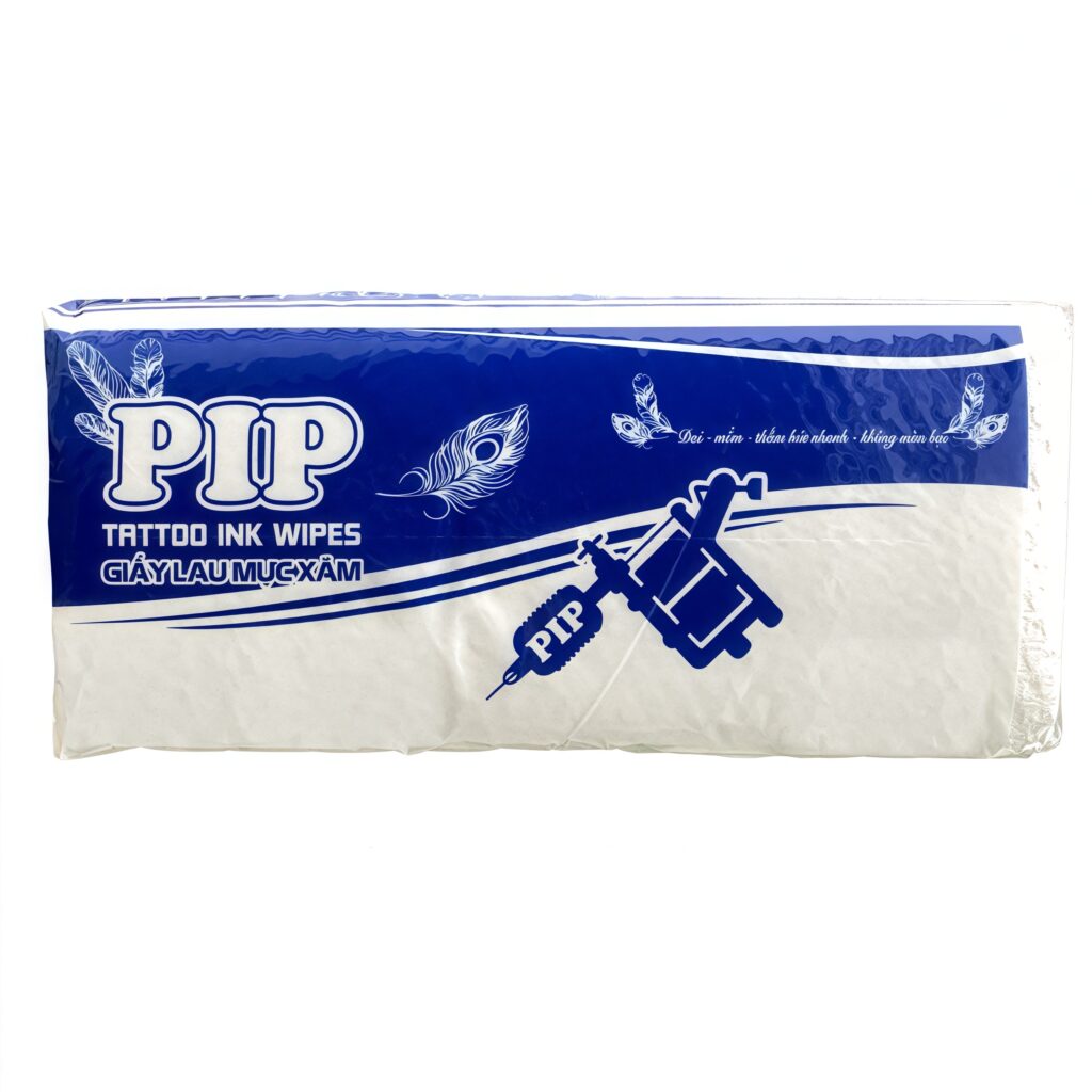 Giấy lau mực xăm PIP Tattoo Ink Wipes hỗ trợ lau sạch mực thừa trên da trong quá trình xăm, giúp thợ xăm thao tác gọn hơn, nhìn rõ đường kim hơn khi đi nét, đổ bóng và tô màu.