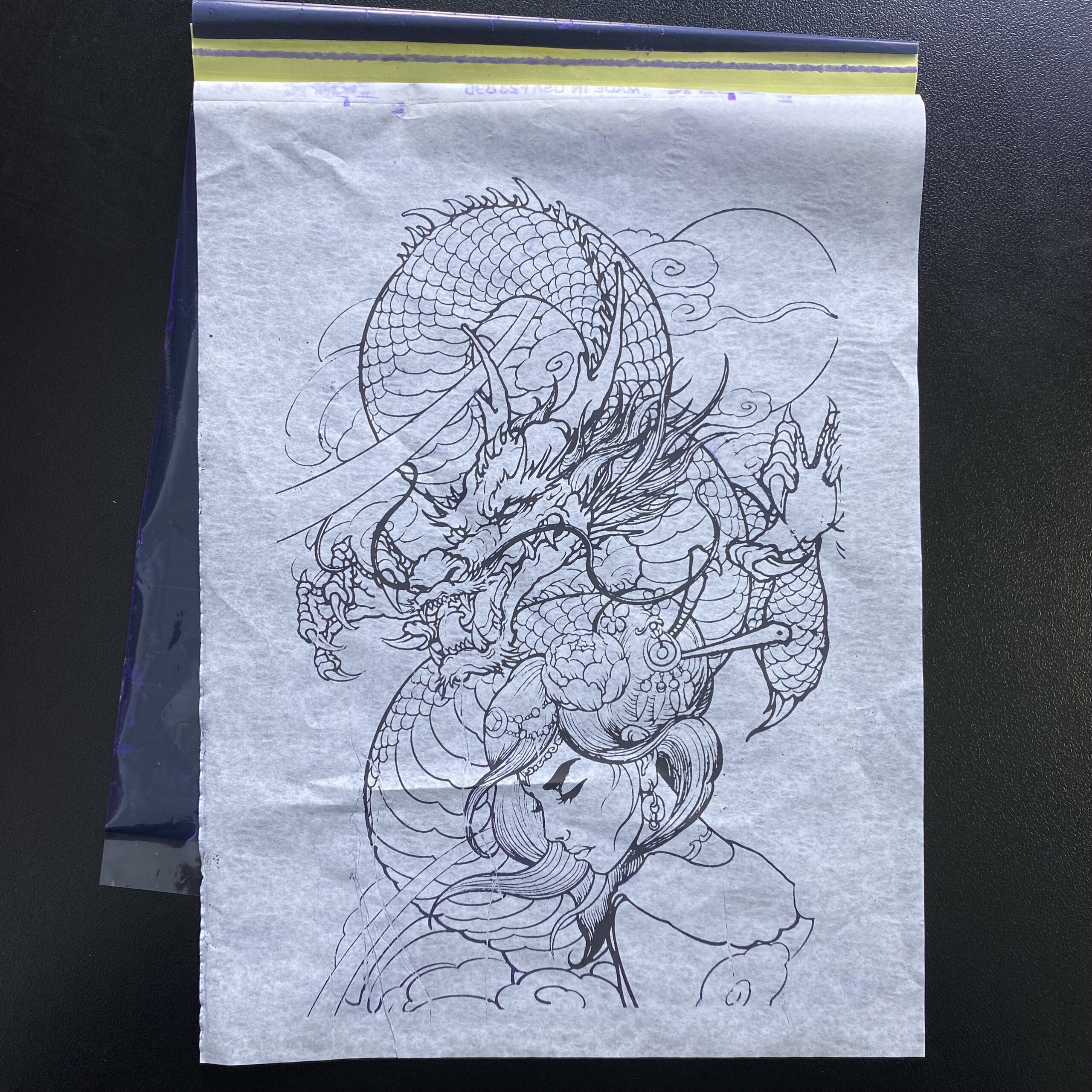 Giay-scan-nhiet-4-lop-My-giay-scan-may-USa-giay-than-scan-hinh-xam-tattoo-Spirit-hang-cao-cap (1) Giấy scan hình xăm Spirit Classic Thermal Tattoo Stencil Paper là giấy scan nhiệt chuyên dụng cho thợ xăm, hỗ trợ chuyển mẫu stencil lên da rõ nét, kích thước 8.5 x 11 inch, hộp 100 tờ, Made in USA.