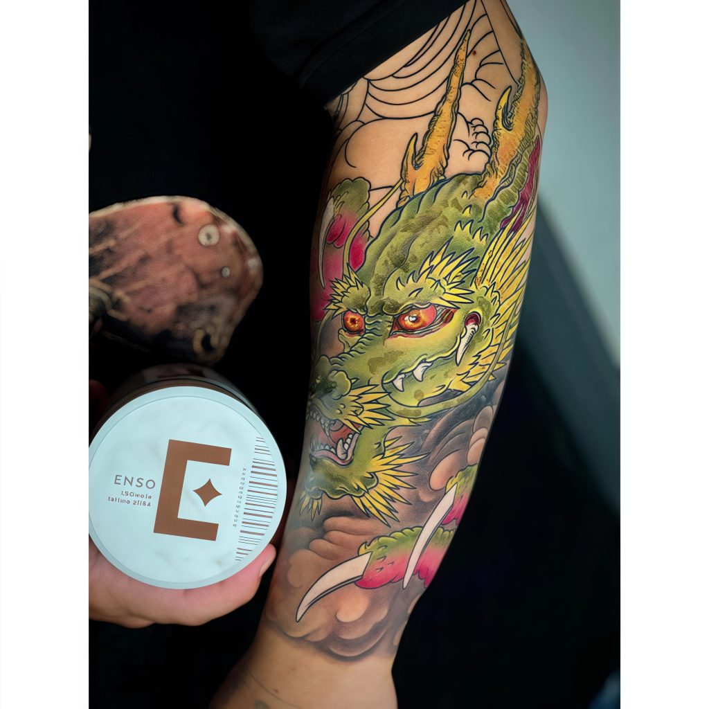 vaseline-tattoo-enso-kem-guong-hinh-xam-enso-2