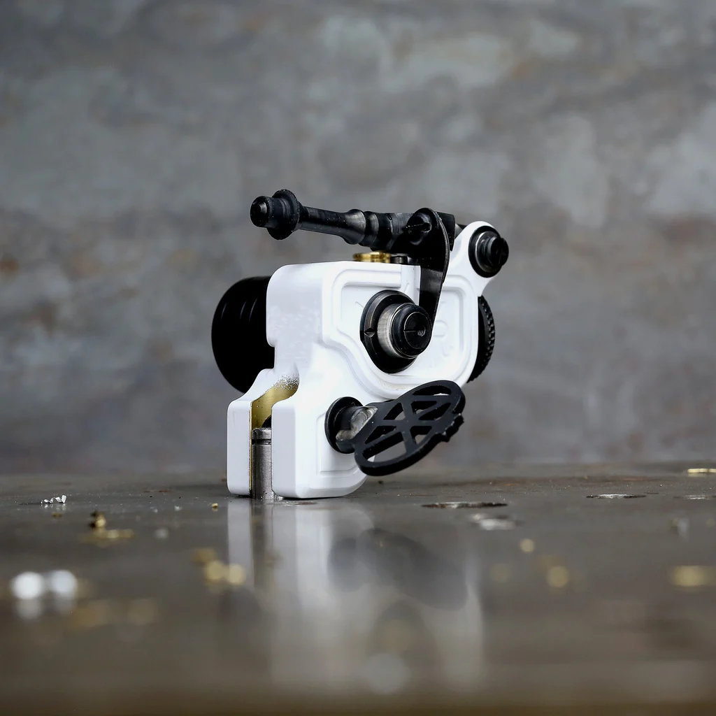 may-xam-dan-kubin-sidewinder-46er (1) Máy xăm Dan Kubin Sidewinder 46er là dòng rotary cơ khí cao cấp, có stroke chỉnh khoảng 2–4mm, lực đánh rõ và kết nối RCA, phù hợp đi nét, fine line, đánh bóng và vào màu.