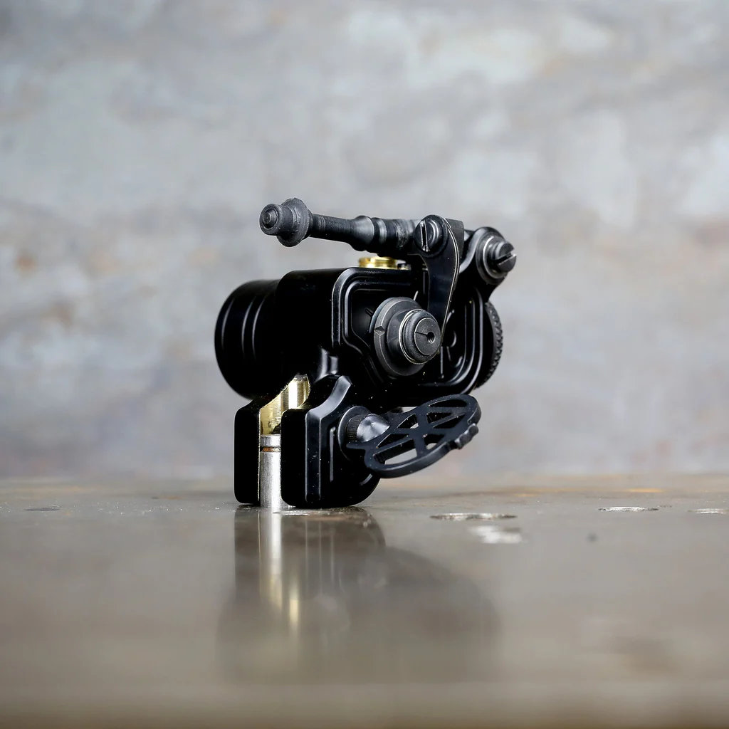 may-xam-dan-kubin-sidewinder-46er (11) Máy xăm Dan Kubin Sidewinder 46er là dòng rotary cơ khí cao cấp, có stroke chỉnh khoảng 2–4mm, lực đánh rõ và kết nối RCA, phù hợp đi nét, fine line, đánh bóng và vào màu.