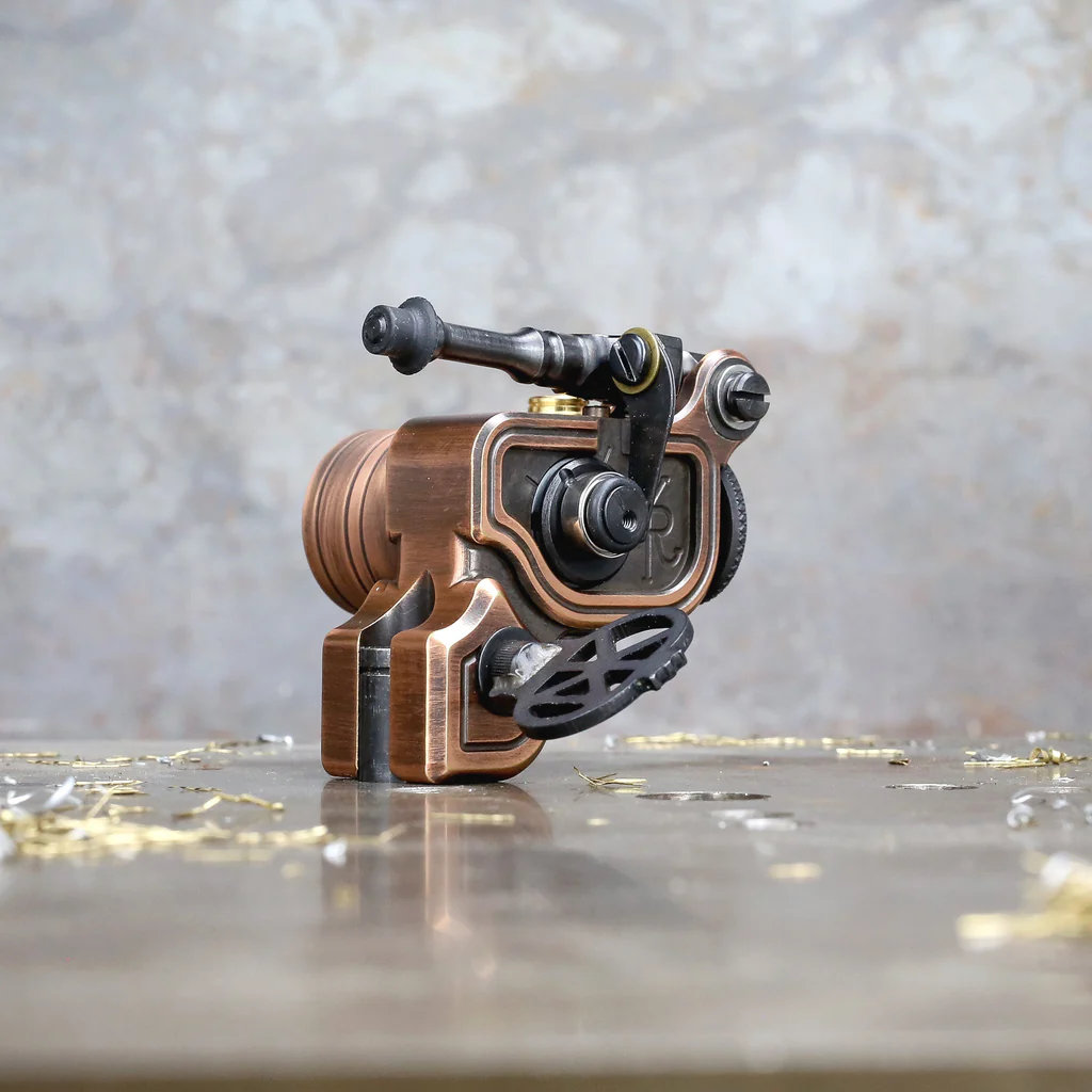may-xam-dan-kubin-sidewinder-46er (14) Máy xăm Dan Kubin Sidewinder 46er là dòng rotary cơ khí cao cấp, có stroke chỉnh khoảng 2–4mm, lực đánh rõ và kết nối RCA, phù hợp đi nét, fine line, đánh bóng và vào màu.