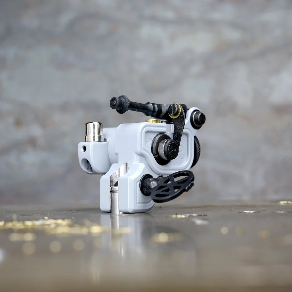 may-xam-dan-kubin-sidewinder-46er (20) Máy xăm Dan Kubin Sidewinder 46er là dòng rotary cơ khí cao cấp, có stroke chỉnh khoảng 2–4mm, lực đánh rõ và kết nối RCA, phù hợp đi nét, fine line, đánh bóng và vào màu.
