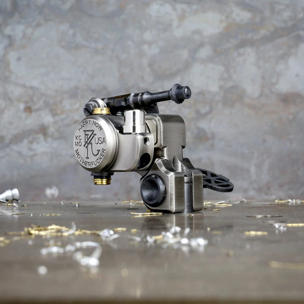 may-xam-dan-kubin-sidewinder-46er (22) Máy xăm Dan Kubin Sidewinder 46er là dòng rotary cơ khí cao cấp, có stroke chỉnh khoảng 2–4mm, lực đánh rõ và kết nối RCA, phù hợp đi nét, fine line, đánh bóng và vào màu.