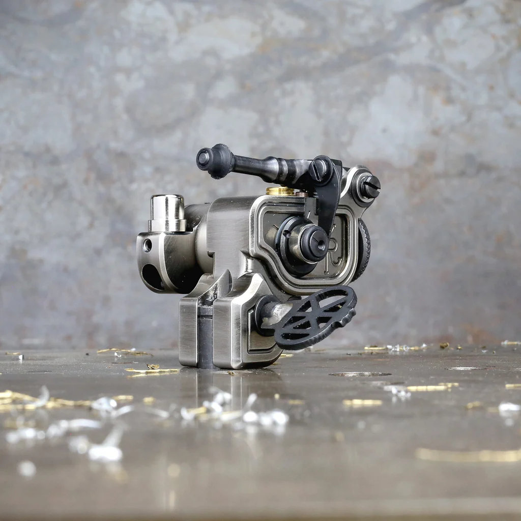 may-xam-dan-kubin-sidewinder-46er (23) Máy xăm Dan Kubin Sidewinder 46er là dòng rotary cơ khí cao cấp, có stroke chỉnh khoảng 2–4mm, lực đánh rõ và kết nối RCA, phù hợp đi nét, fine line, đánh bóng và vào màu.