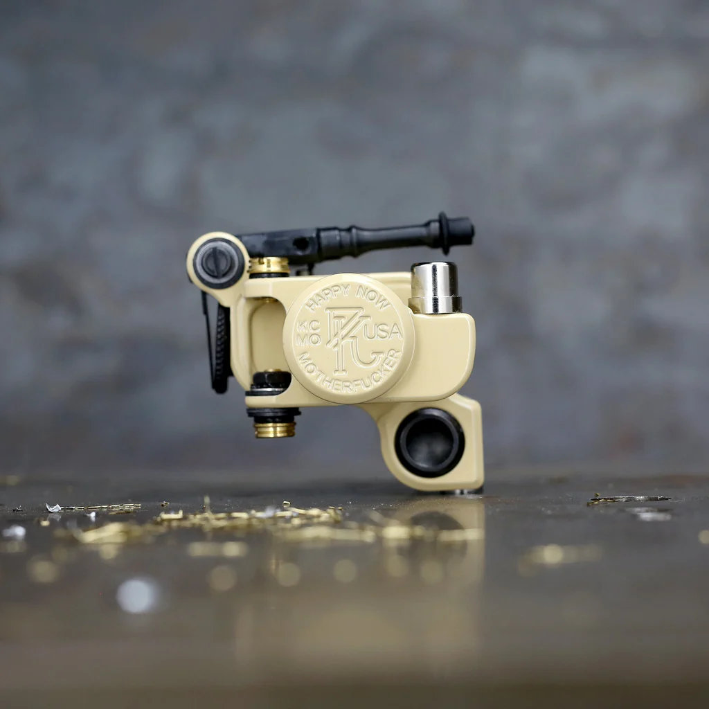 Máy xăm Dan Kubin Sidewinder 46er là dòng rotary cơ khí cao cấp, có stroke chỉnh khoảng 2–4mm, lực đánh rõ và kết nối RCA, phù hợp đi nét, fine line, đánh bóng và vào màu.