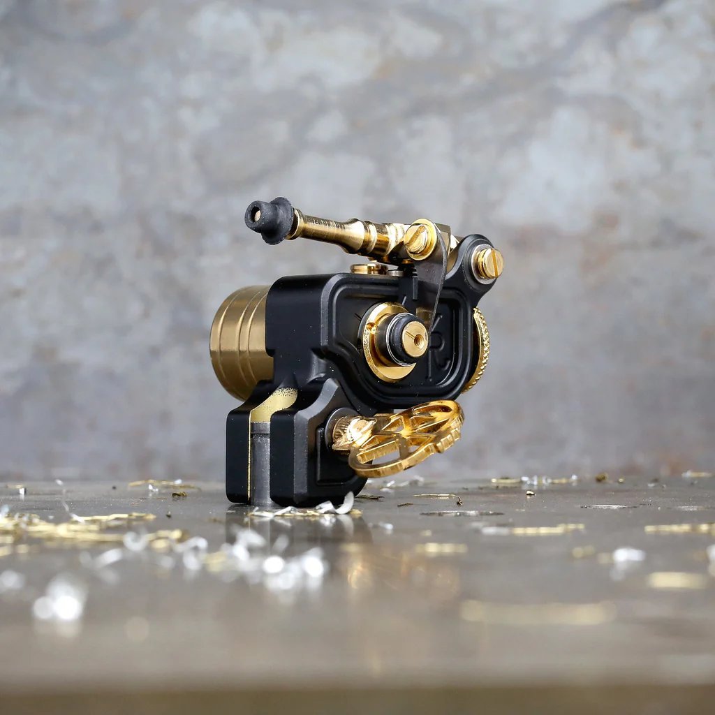 may-xam-dan-kubin-sidewinder-46er (32) Máy xăm Dan Kubin Sidewinder 46er là dòng rotary cơ khí cao cấp, có stroke chỉnh khoảng 2–4mm, lực đánh rõ và kết nối RCA, phù hợp đi nét, fine line, đánh bóng và vào màu.