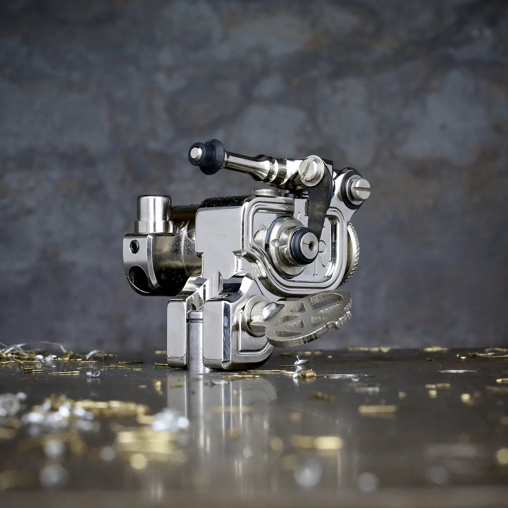 may-xam-dan-kubin-sidewinder-46er (35) Máy xăm Dan Kubin Sidewinder 46er là dòng rotary cơ khí cao cấp, có stroke chỉnh khoảng 2–4mm, lực đánh rõ và kết nối RCA, phù hợp đi nét, fine line, đánh bóng và vào màu.