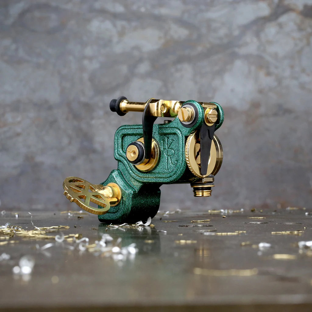 Máy xăm Dan Kubin Sidewinder 46er là dòng rotary cơ khí cao cấp, có stroke chỉnh khoảng 2–4mm, lực đánh rõ và kết nối RCA, phù hợp đi nét, fine line, đánh bóng và vào màu.