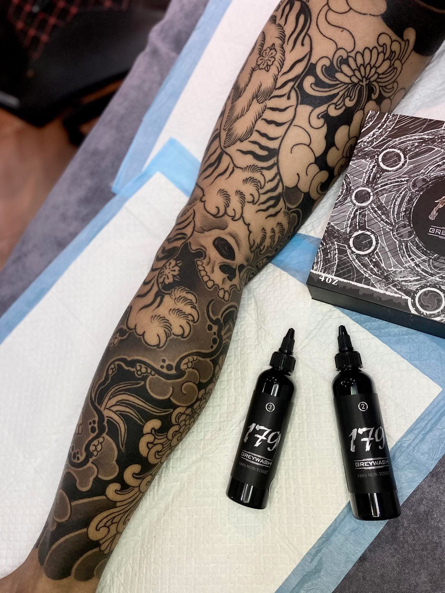 Hộp mực xăm Nhật cổ 179INK Grey Wash bản 4oz cùng chai số 2 và số 3 bên bài xăm chân Nhật cổ