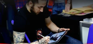 so-sanh-thiet-ke-hinh-xam-thu-cong-va-su-dung-app-thiet-ke-hinh-xam