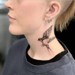 Hình xăm ở cổ vùng da mỏng cần chăm sóc nhẹ nhàng để lành đẹp