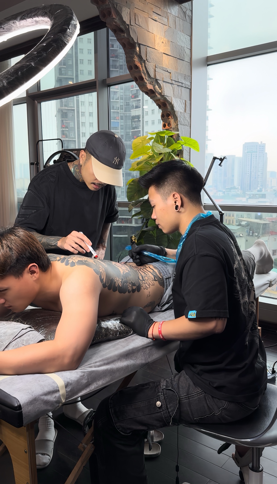 Trần Chương học nghề xăm bài bản cùng thầy