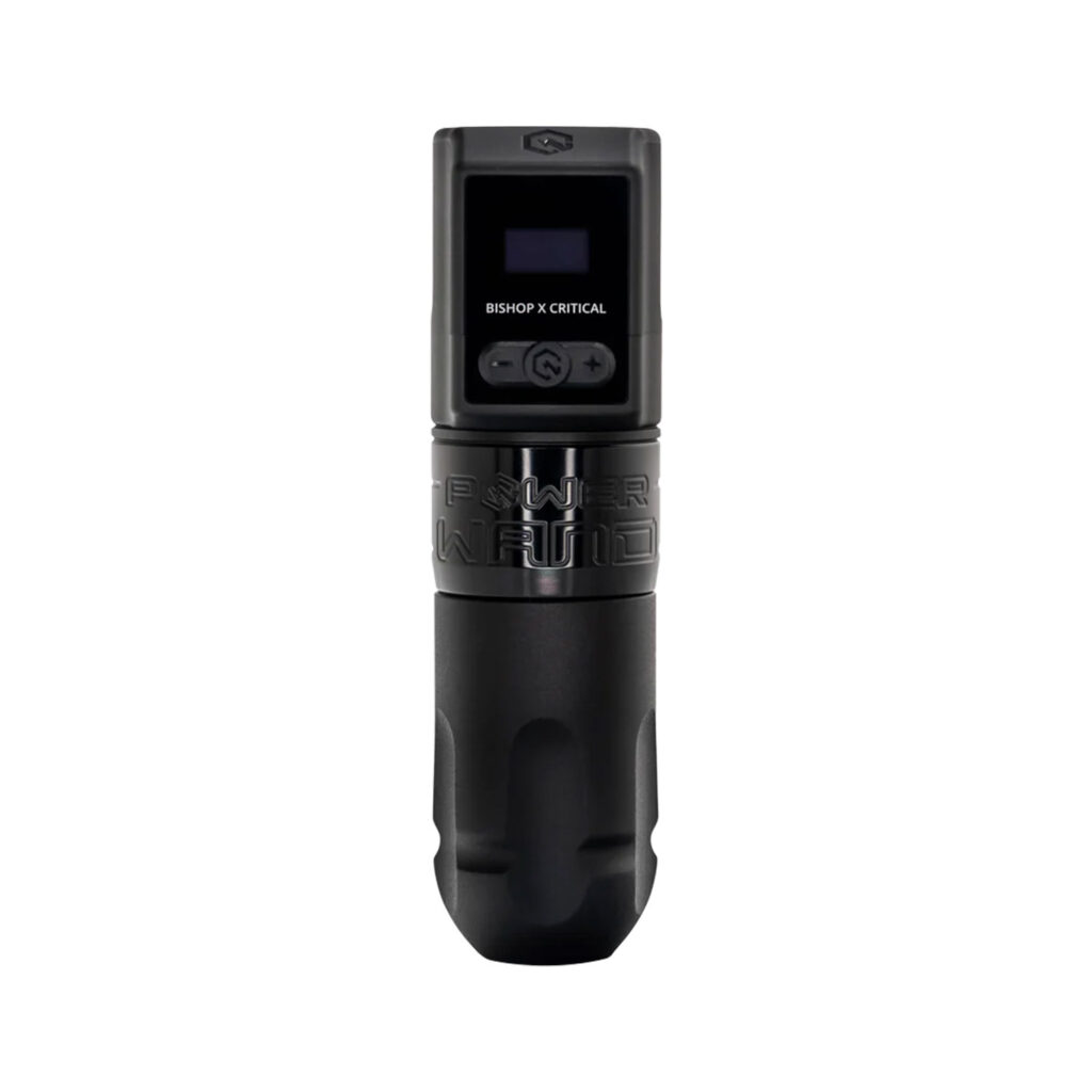 bishop-pwand_liner_2_1 (1) Bộ pin không dây Critical / Bishop x Critical cho máy xăm, gồm pin, bộ điều khiển, dây sạc, adapter và hộp đựng. Phù hợp cho thợ xăm muốn làm việc gọn gàng hơn, hạn chế vướng dây nguồn và thao tác linh hoạt trong quá trình đi nét, đánh bóng, vào màu.