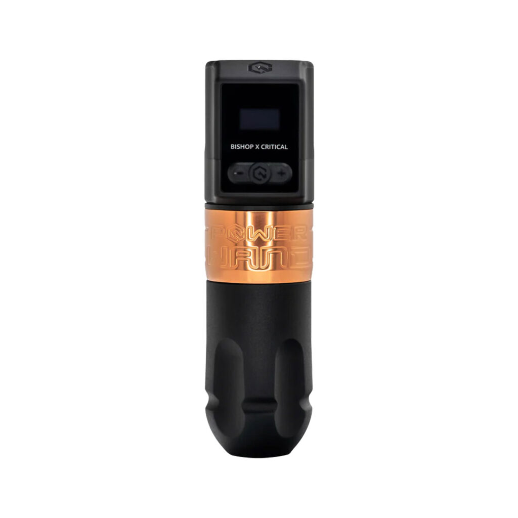 bishop-pwand_packer_2 Bộ pin không dây Critical / Bishop x Critical cho máy xăm, gồm pin, bộ điều khiển, dây sạc, adapter và hộp đựng. Phù hợp cho thợ xăm muốn làm việc gọn gàng hơn, hạn chế vướng dây nguồn và thao tác linh hoạt trong quá trình đi nét, đánh bóng, vào màu.