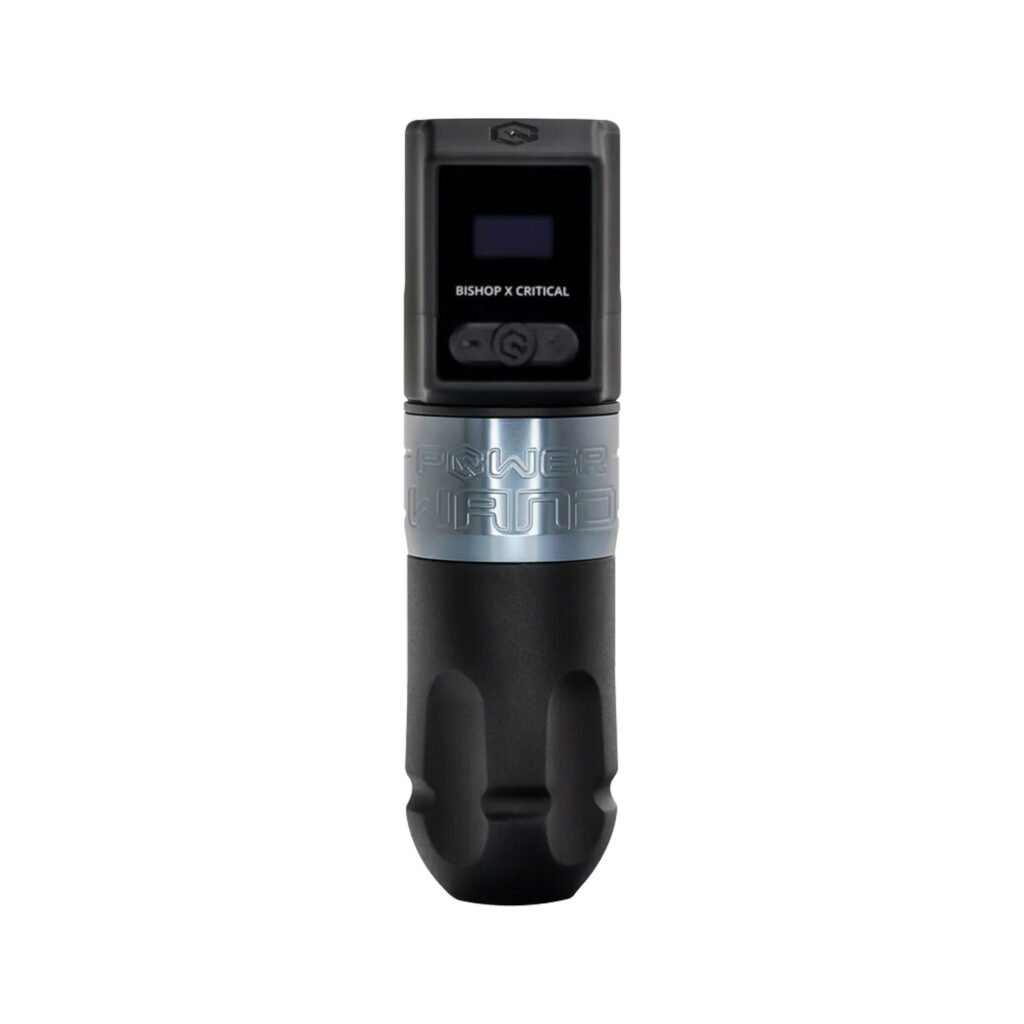 bishop-pwand_shader_2 Bộ pin không dây Critical / Bishop x Critical cho máy xăm, gồm pin, bộ điều khiển, dây sạc, adapter và hộp đựng. Phù hợp cho thợ xăm muốn làm việc gọn gàng hơn, hạn chế vướng dây nguồn và thao tác linh hoạt trong quá trình đi nét, đánh bóng, vào màu.