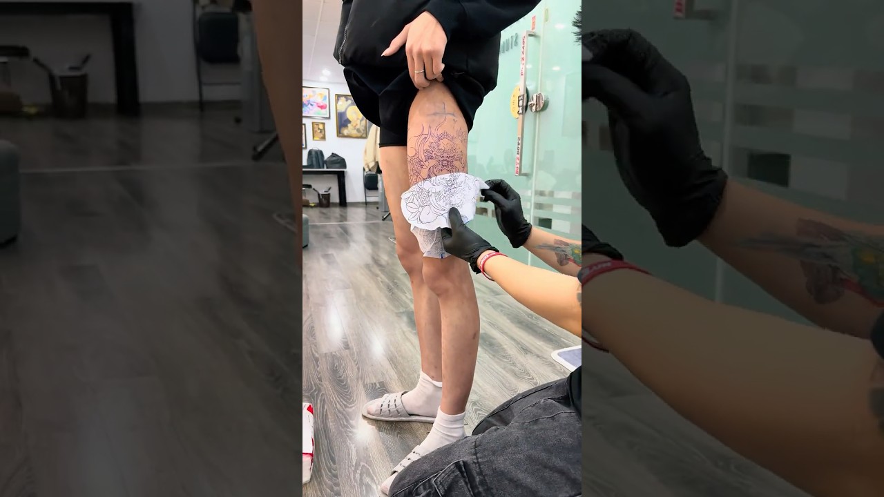 Gel scan swallow áp mẫu stencil lên chân khách tại tiệm xăm