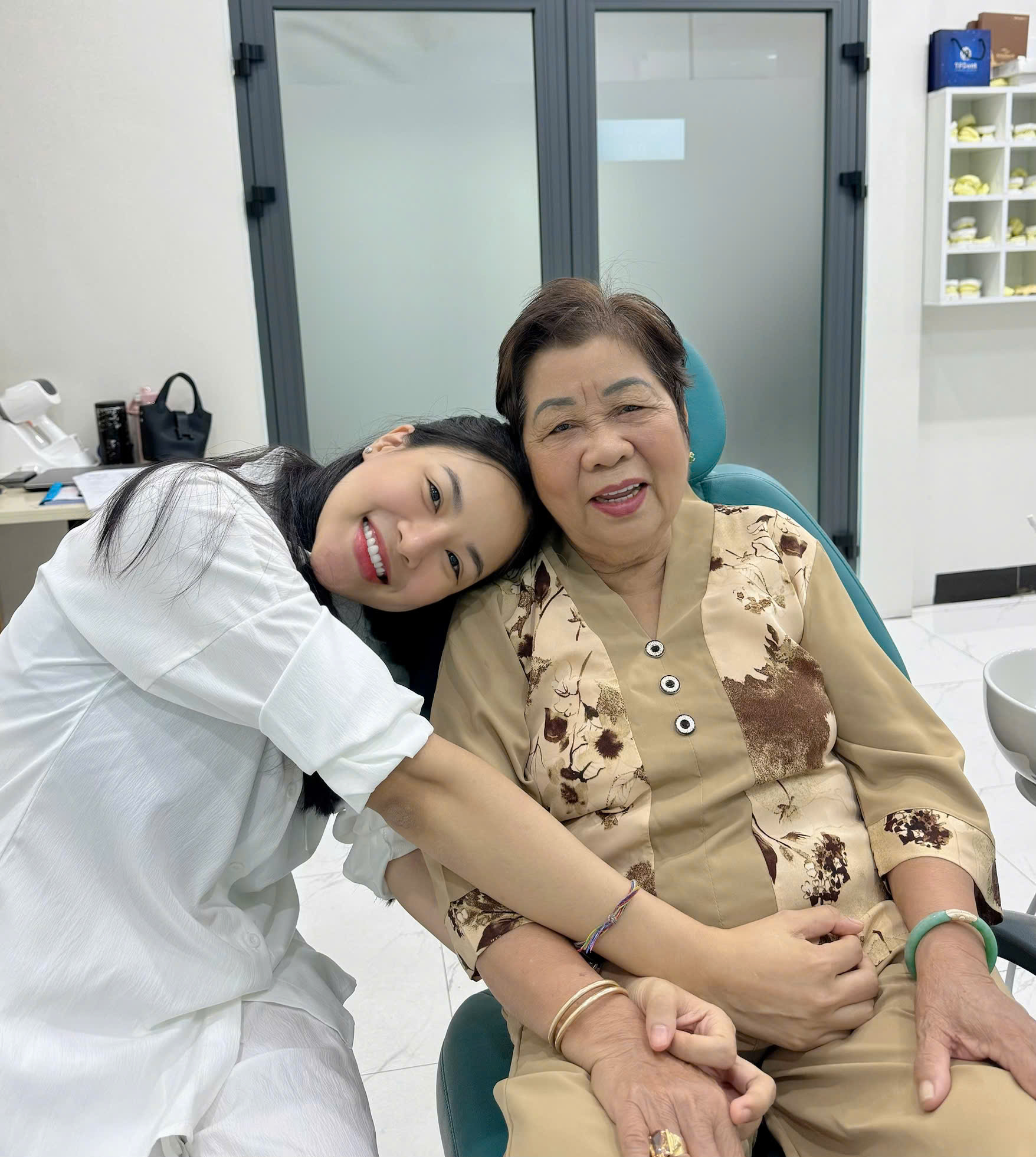 Chu Thị Hà bên một khách hàng lớn tuổi tại ghế nha khoa Nami