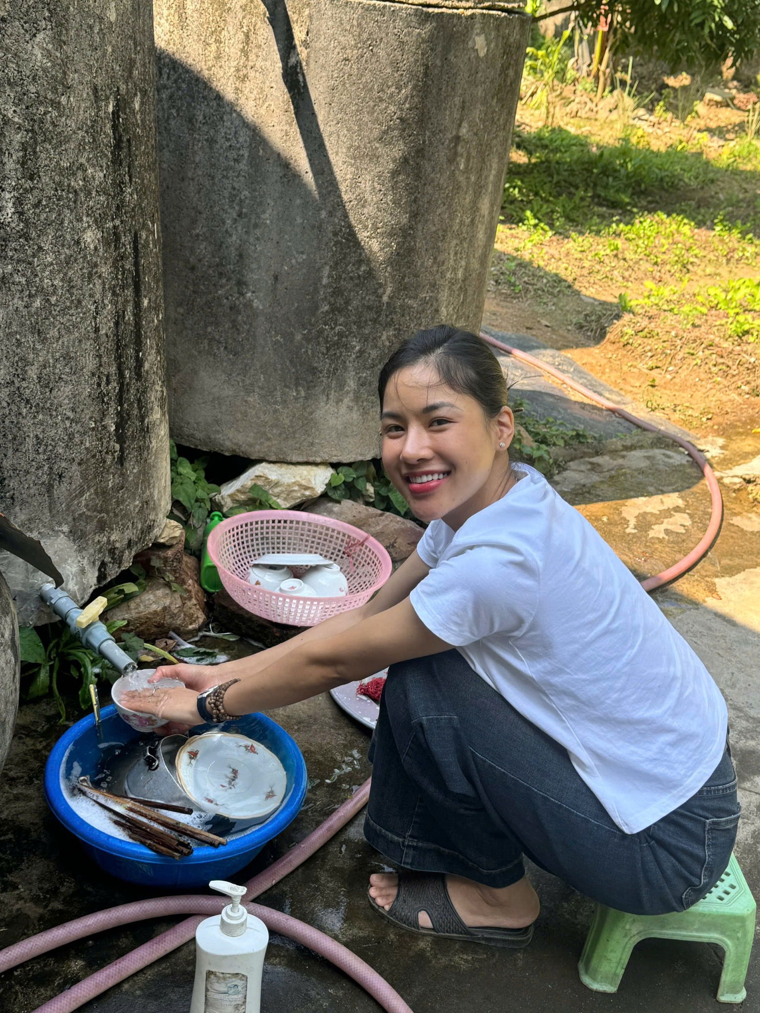 Chu Thị Hà rửa bát ở sân nhà quê Nghệ An