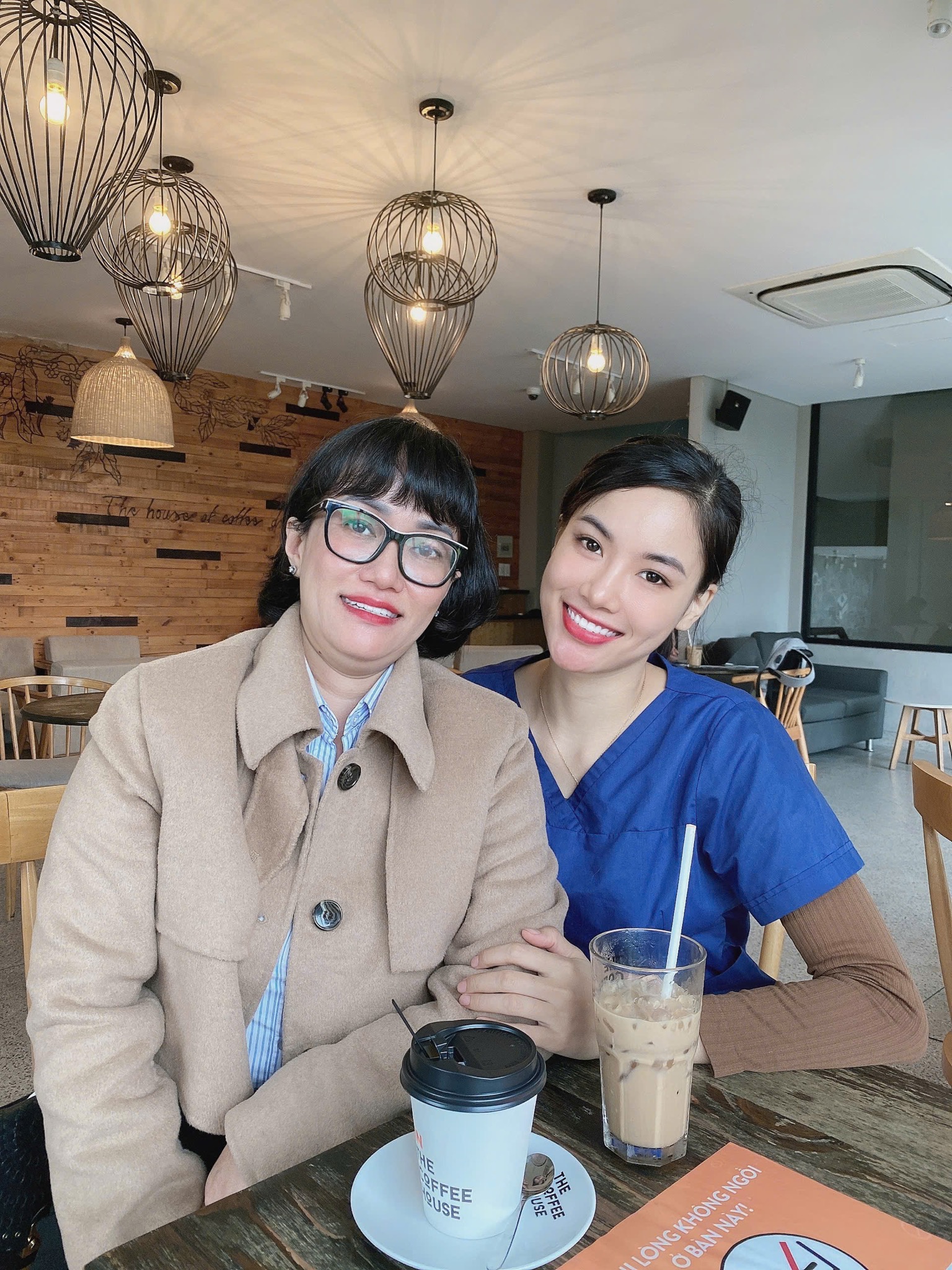 Chu Thị Hà tư vấn cho khách hàng tại Nha khoa Nami
