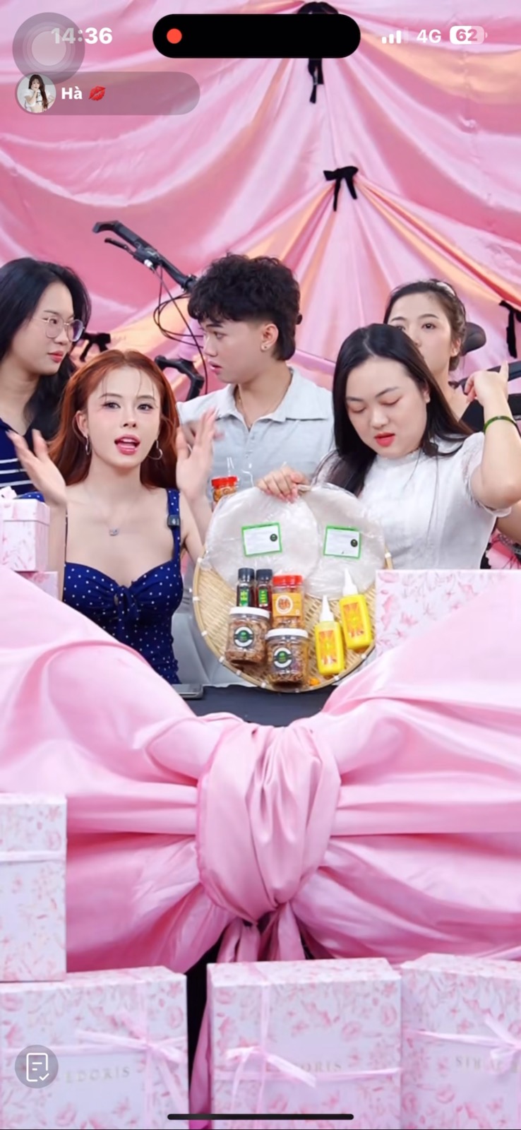 Trần Thị Thu Thảo cùng ekip livestream bán combo sản phẩm, set quay nền hồng