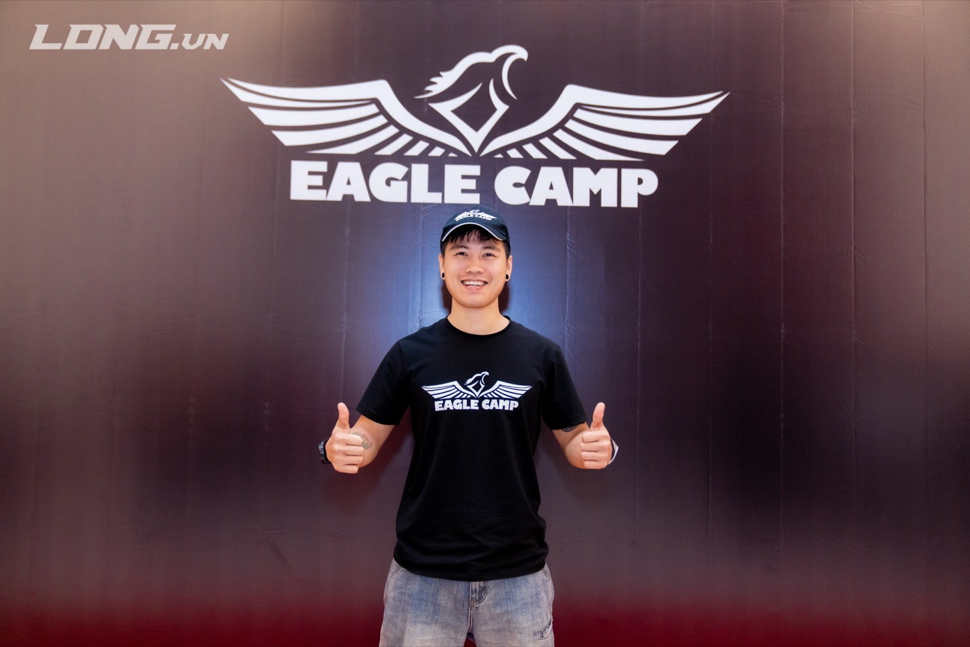 Trần Chương tại chương trình đào tạo của thầy Phạm Thành Long - backdrop Eagle Camp