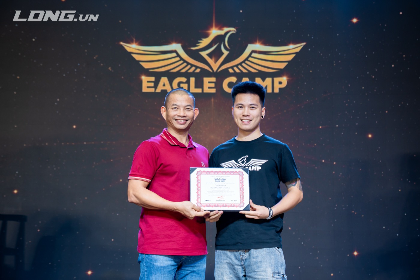 Trần Chương nhận chứng nhận hoàn thành trên sân khấu Eagle Camp Nha Trang
