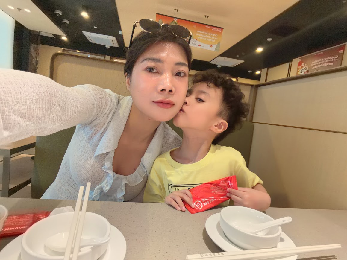 Lê Thu Giang bên gia đình