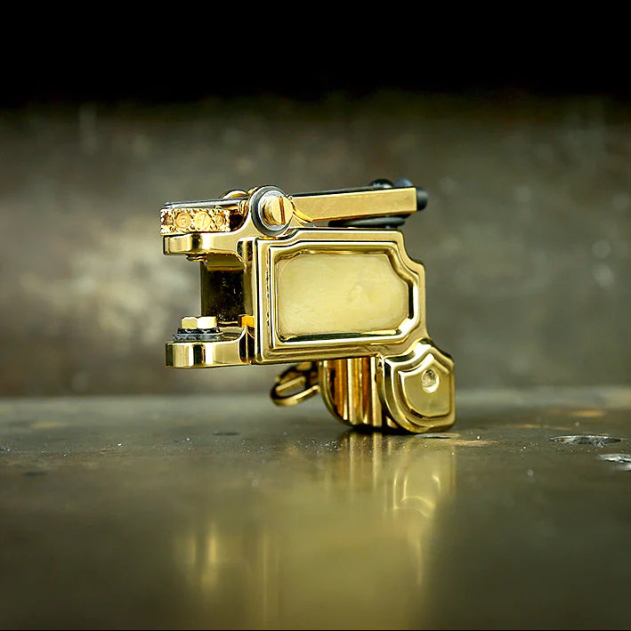 may-xam-dan-kubin-mojobox-rotary-truyen-thong (6) Máy xăm Dan Kubin MojoBox Verdi Gold là dòng máy xăm rotary kiểu truyền thống, thiết kế khung kim loại chắc tay, ngoại hình Verdi Gold nổi bật, phù hợp cho thợ xăm cần cảm giác máy rõ để đi nét, đánh bóng và xử lý nhiều kỹ thuật xăm.