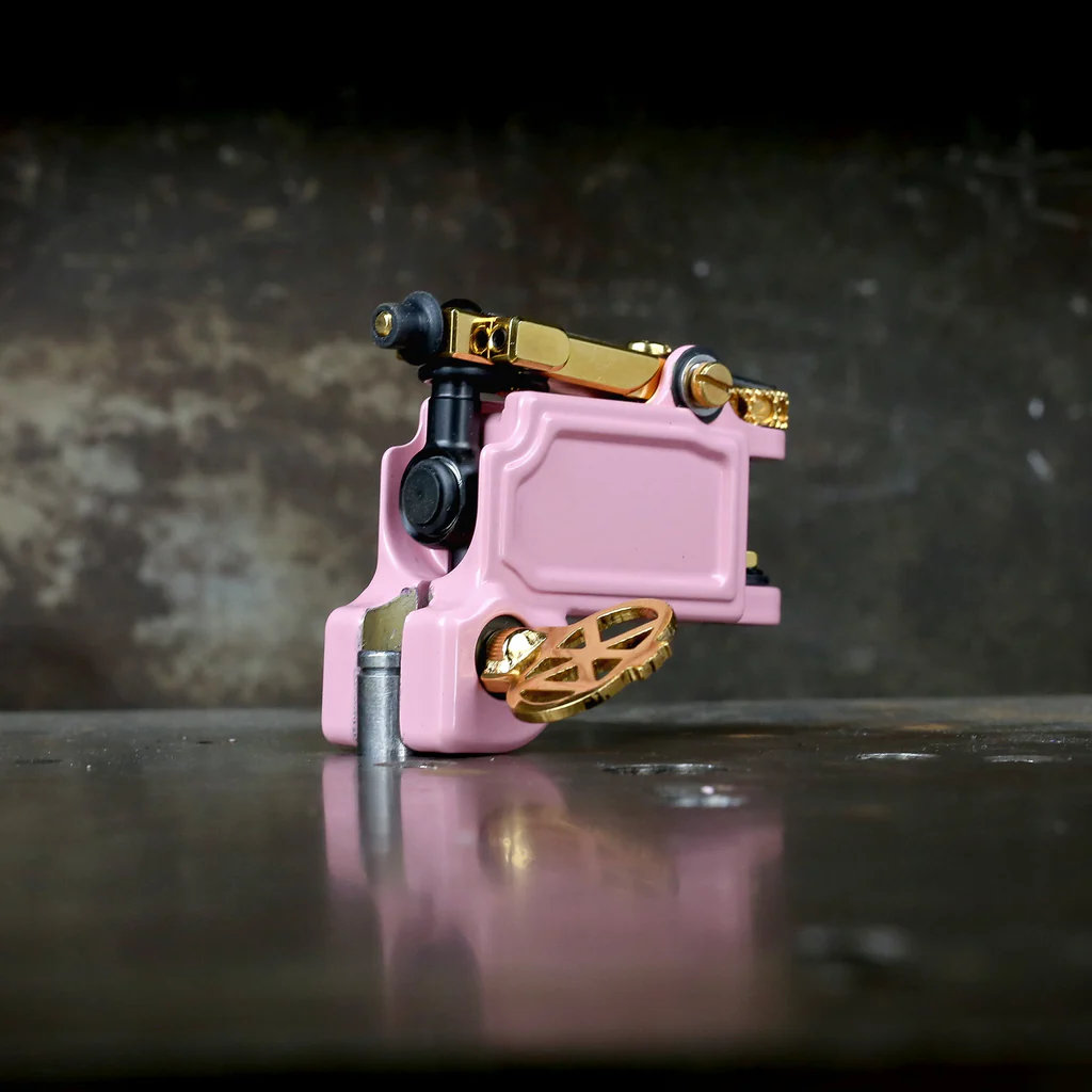 Máy xăm Dan Kubin MojoBox Verdi Gold là dòng máy xăm rotary kiểu truyền thống, thiết kế khung kim loại chắc tay, ngoại hình Verdi Gold nổi bật, phù hợp cho thợ xăm cần cảm giác máy rõ để đi nét, đánh bóng và xử lý nhiều kỹ thuật xăm.