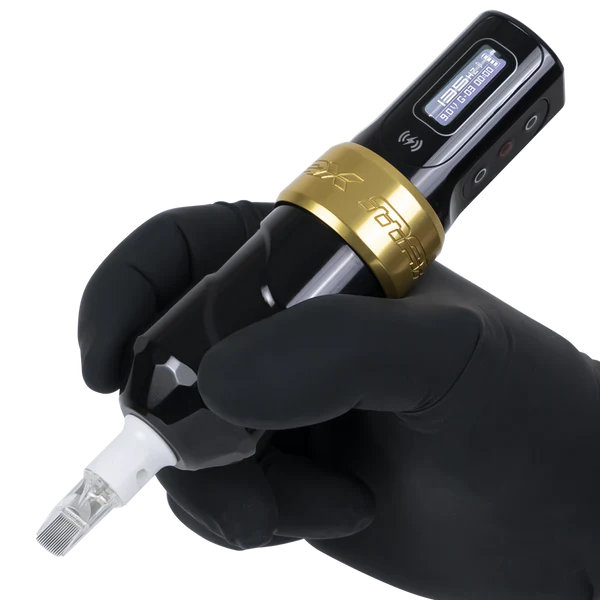 may-xam-khong-day-fk-irons-flux-max-pin-roi (5) Máy xăm FK Irons Flux Max là dòng máy xăm không dây cao cấp dạng pen, thiết kế pin rời, thao tác gọn, phù hợp cho thợ xăm chuyên nghiệp dùng đi nét, đánh bóng, tô màu và xử lý nhiều phong cách hình xăm.