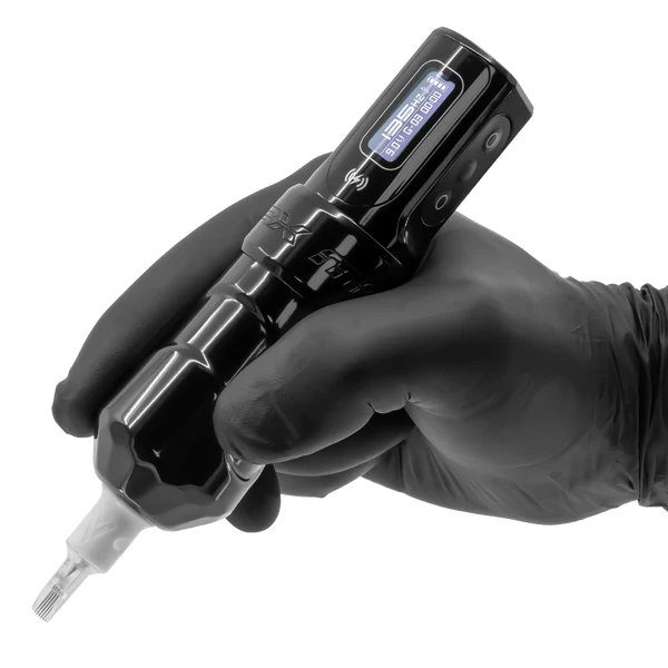 Máy xăm FK Irons Flux Max là dòng máy xăm không dây cao cấp dạng pen, thiết kế pin rời, thao tác gọn, phù hợp cho thợ xăm chuyên nghiệp dùng đi nét, đánh bóng, tô màu và xử lý nhiều phong cách hình xăm.