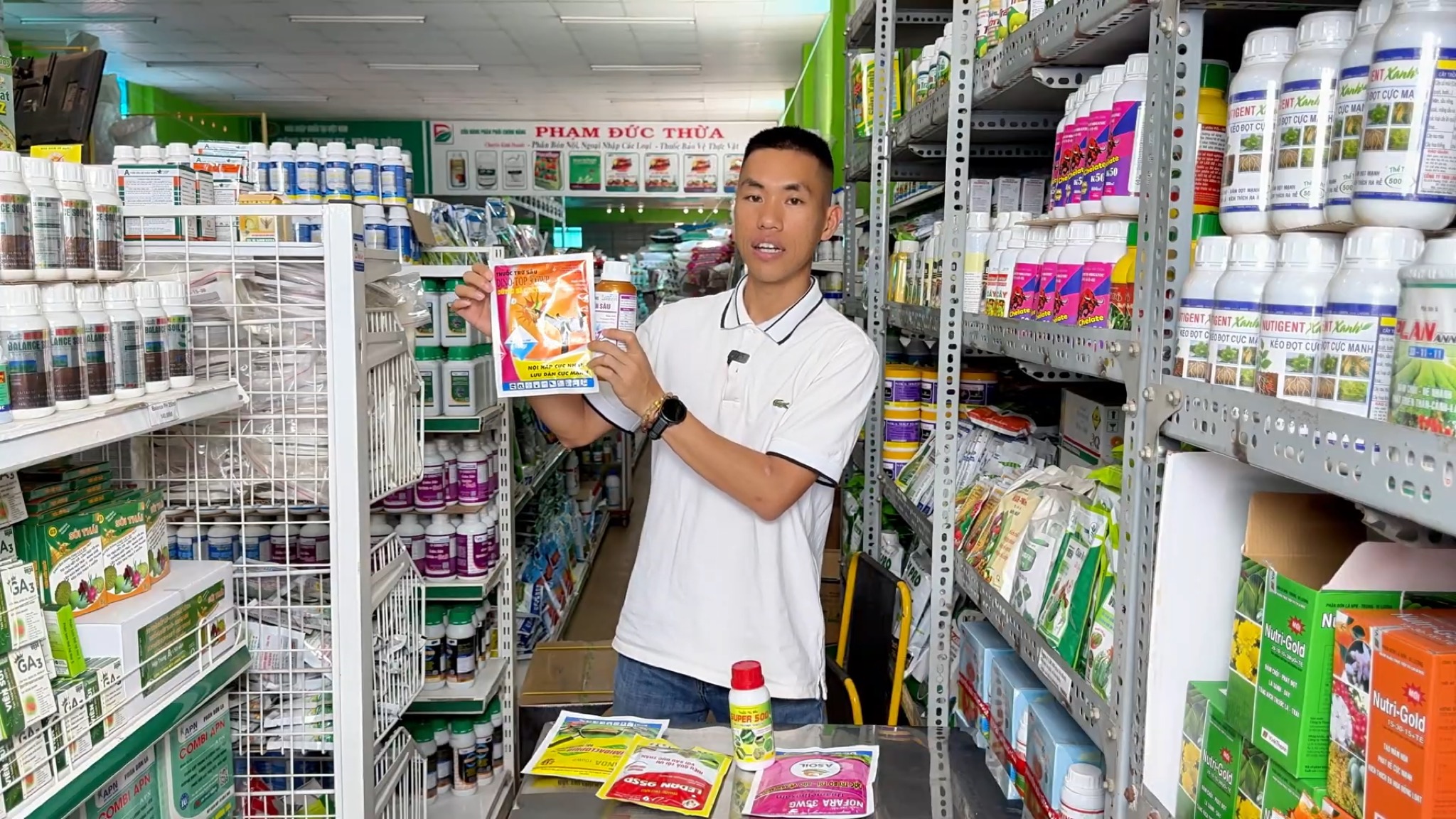 Thiện tại cửa hàng vật tư nông nghiệp — chín năm nghe bà con than về cây, về vườn