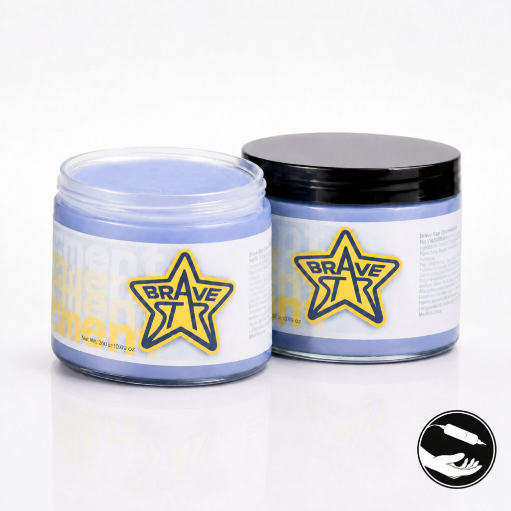 Hai hũ BraveStar Tattoo Ointment 280g, một hũ mở nắp và một hũ đậy nắp đen