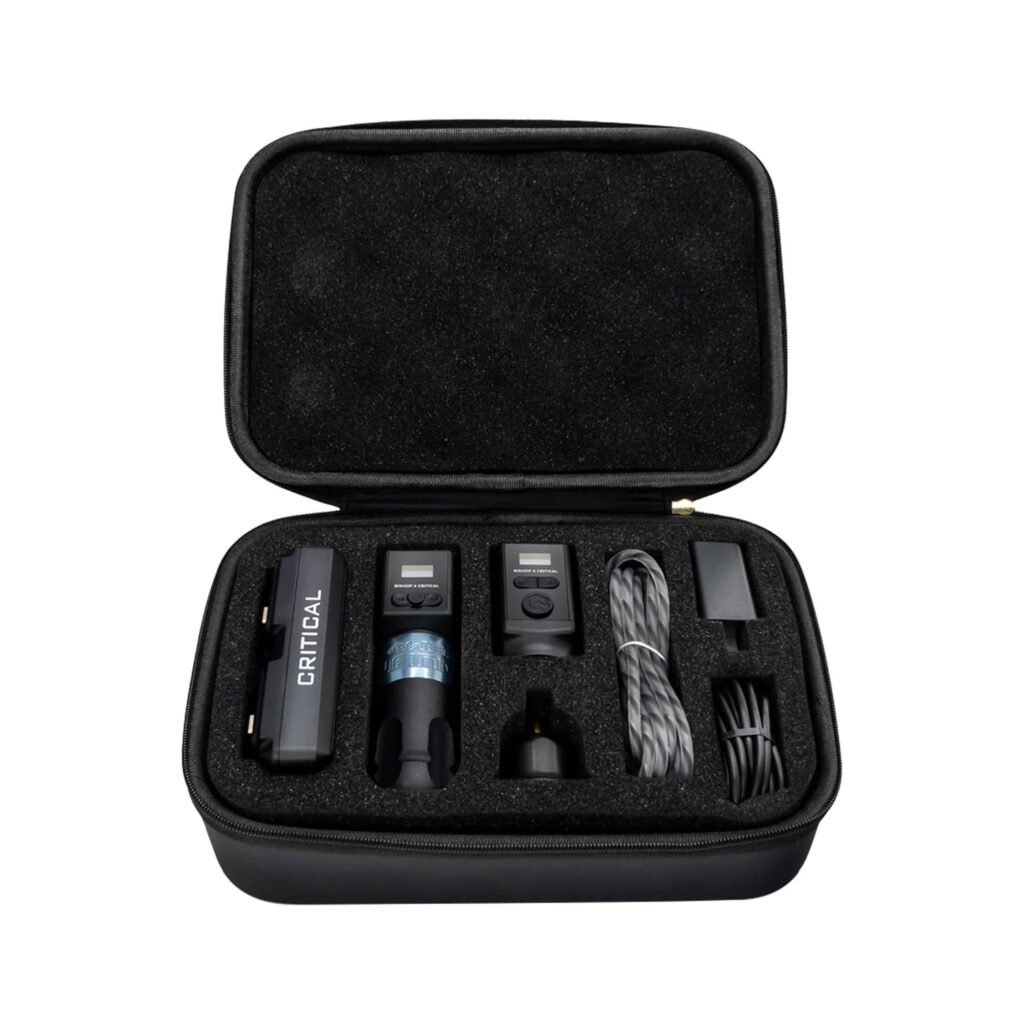 shader-power-wand-product-shots-full-set Bộ pin không dây Critical / Bishop x Critical cho máy xăm, gồm pin, bộ điều khiển, dây sạc, adapter và hộp đựng. Phù hợp cho thợ xăm muốn làm việc gọn gàng hơn, hạn chế vướng dây nguồn và thao tác linh hoạt trong quá trình đi nét, đánh bóng, vào màu.