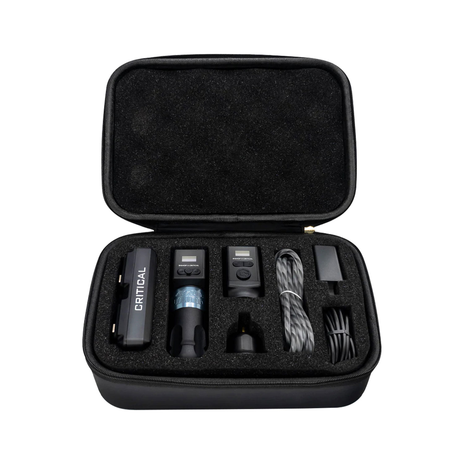 shader-power-wand-product-shots-full-set Bộ pin không dây Critical / Bishop x Critical cho máy xăm, gồm pin, bộ điều khiển, dây sạc, adapter và hộp đựng. Phù hợp cho thợ xăm muốn làm việc gọn gàng hơn, hạn chế vướng dây nguồn và thao tác linh hoạt trong quá trình đi nét, đánh bóng, vào màu.