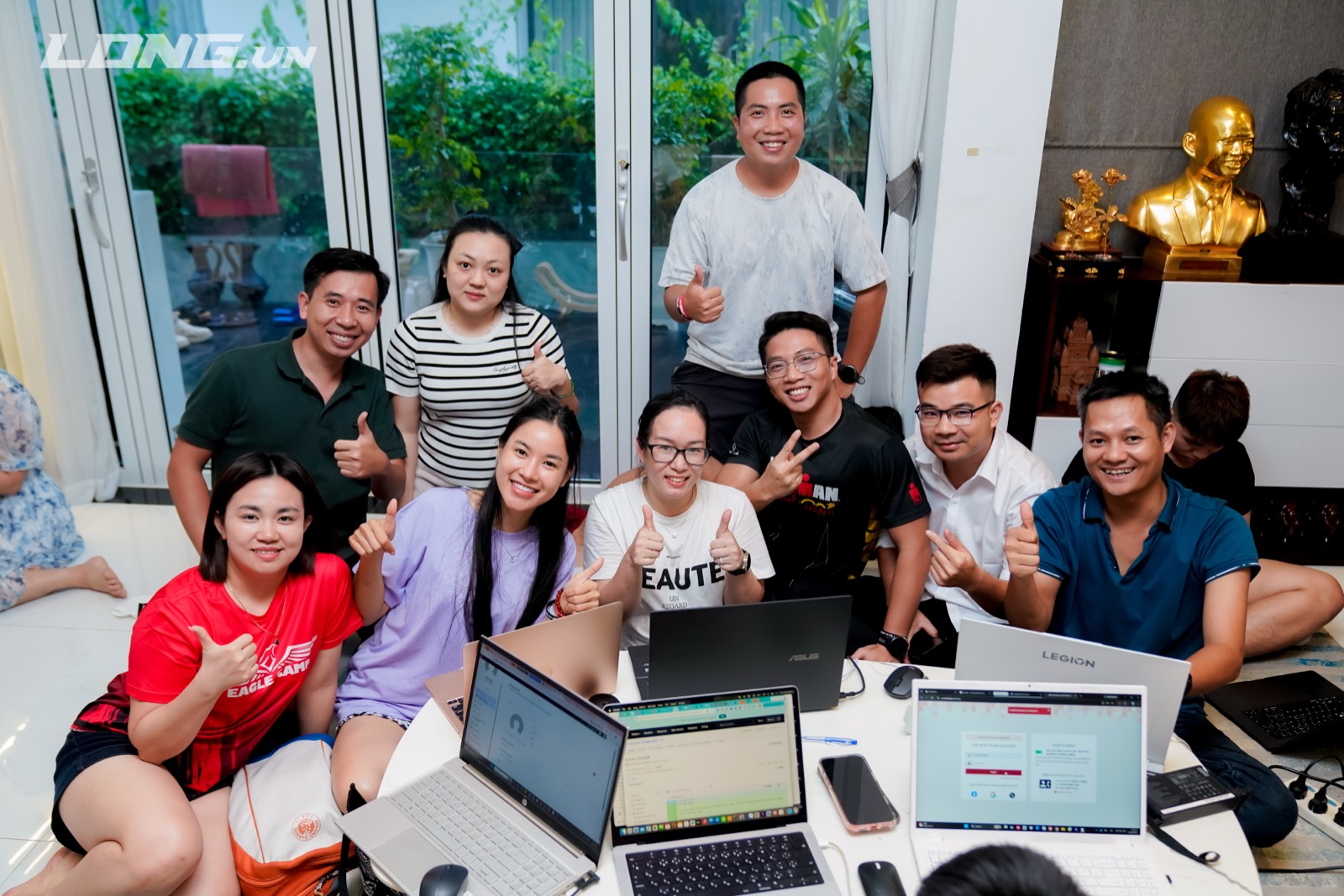 Trần Thị Thu Thảo cùng cộng đồng khởi nghiệp online trong buổi gặp mặt chia sẻ kinh nghiệm bán hàng